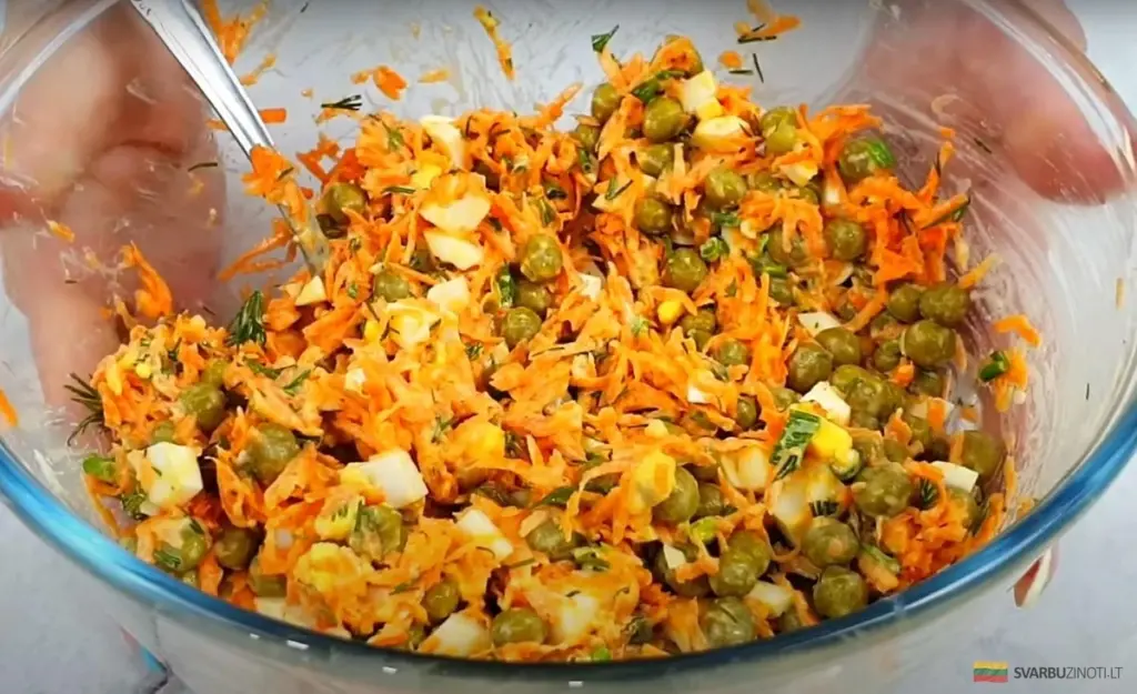 3 jajka, puszka groszku i czosnek: genialna sałatka z prostych składników