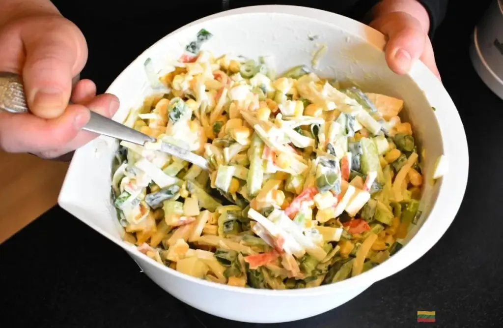 5 sprytnych sposobów na sałatkę z surimi, która zachwyci każdego gościa