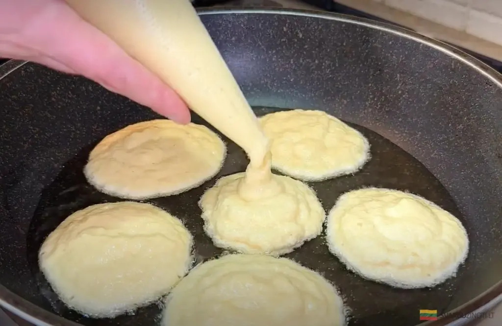 Bananowe placki bez mąki: 2 jajka i szklanka kefiru zmienią Twoje śniadanie