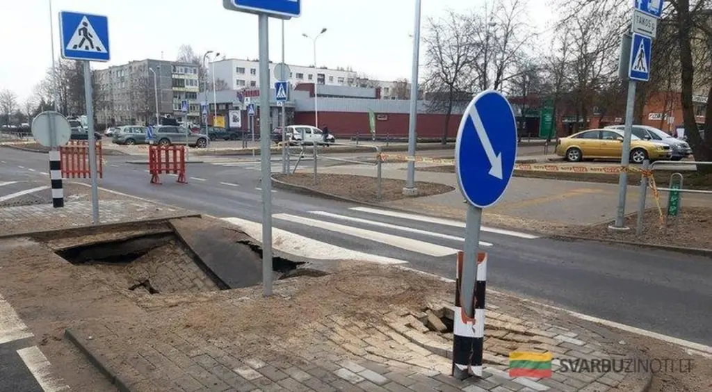 Gigantyczna dziura na pasach w Utenie: co się stało i jak to omijać