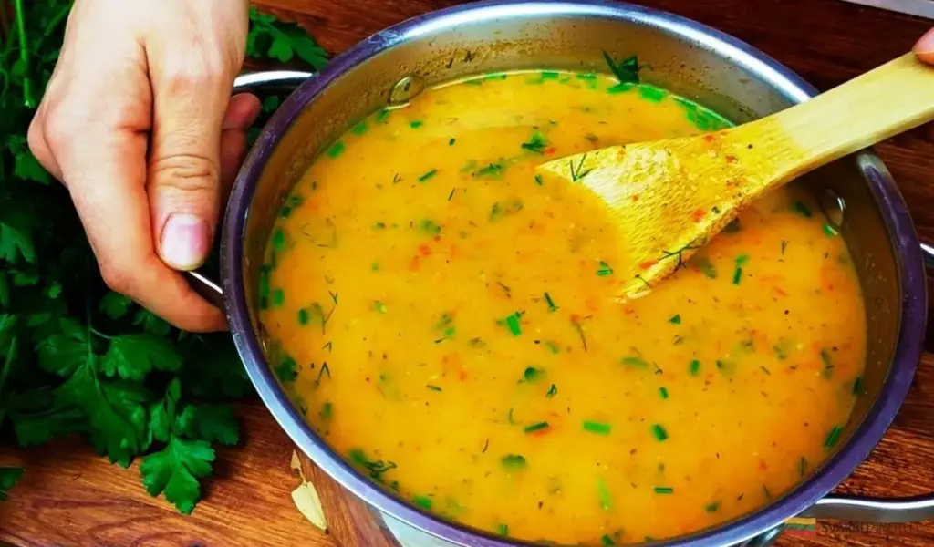 Latem zamiast nudnego okroszki robię swoją popisową jedwabistą zupę (nikt nie zgadł, z czego jest, dzielę się przepisem)