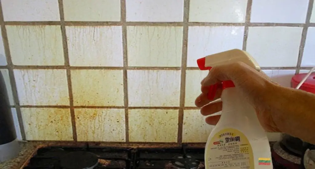 Mocny domowy sposób na kuchenne kafelki. Zapomnij o przetłuszczonych plamach raz na zawsze!