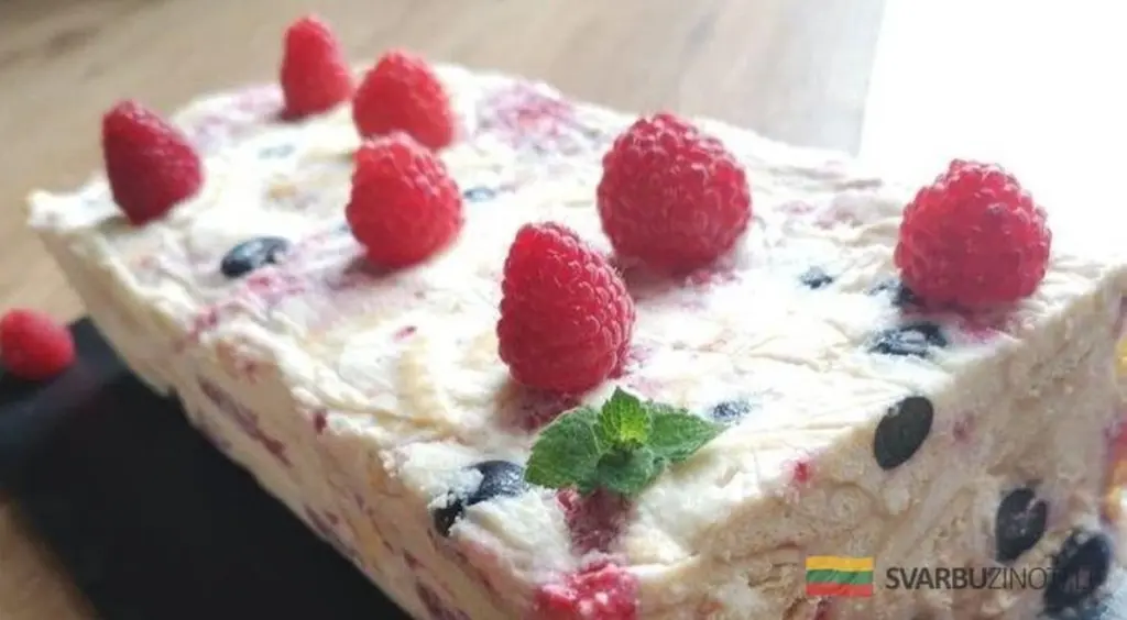 Niekiedy prostota zachwyca: szybki sernik „na zimno” z owocami, który podbije Twoje serce