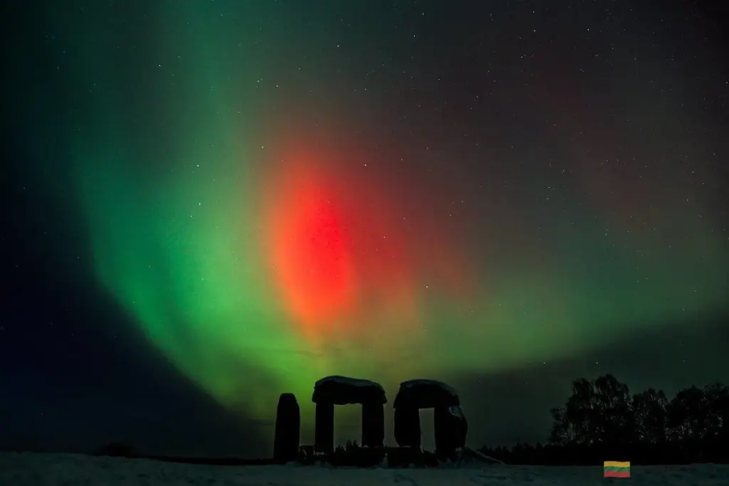 Niespodziewana zorza polarna nad Polską: Jakie kolory i dlaczego? Wyjaśniamy