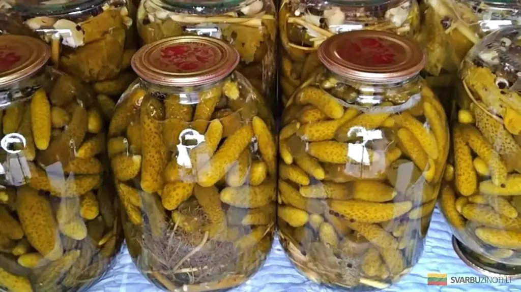 Niewiarygodnie chrupiące ogórki na zimę – przepis, który podbije Twoje serca!