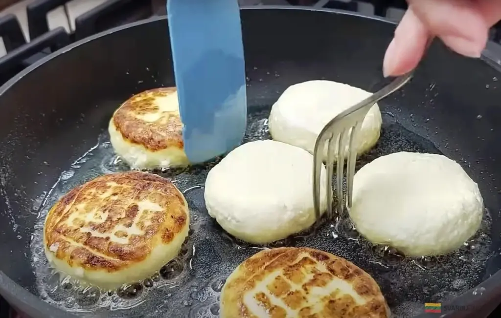 Placuszki z sera bez mąki – przepis na puszyste smakołyki z dzieciństwa