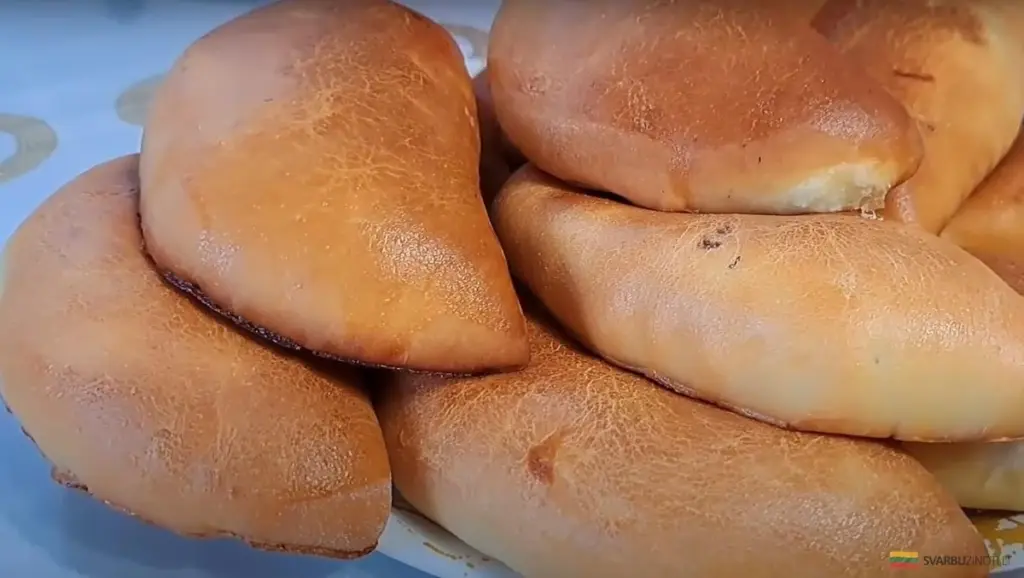 Podwójne nadzienie w cieście: sekret sycącej uczty, która zaskakuje smakiem