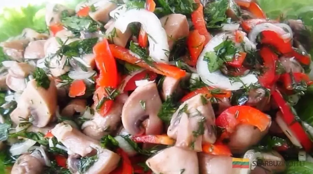 Sałatka "Palce lizać" z grzybami: Magia smaku, która zaskoczy Twoich gości