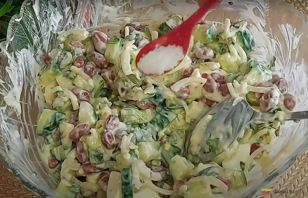 Sałatka z fasoli: Szybki obiad w 3 minuty z 4 składników