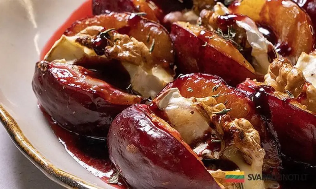 Śliwki zapiekane z camembertem: 5 minut do wykwintnej przekąski jak z restauracji