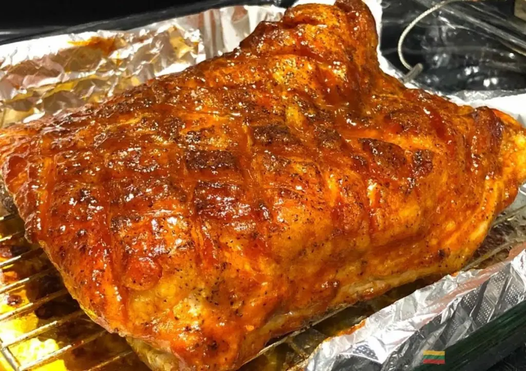 Soczysta wieprzowina z miodem i adjiką: sekretny przepis, który zmienia wszystko