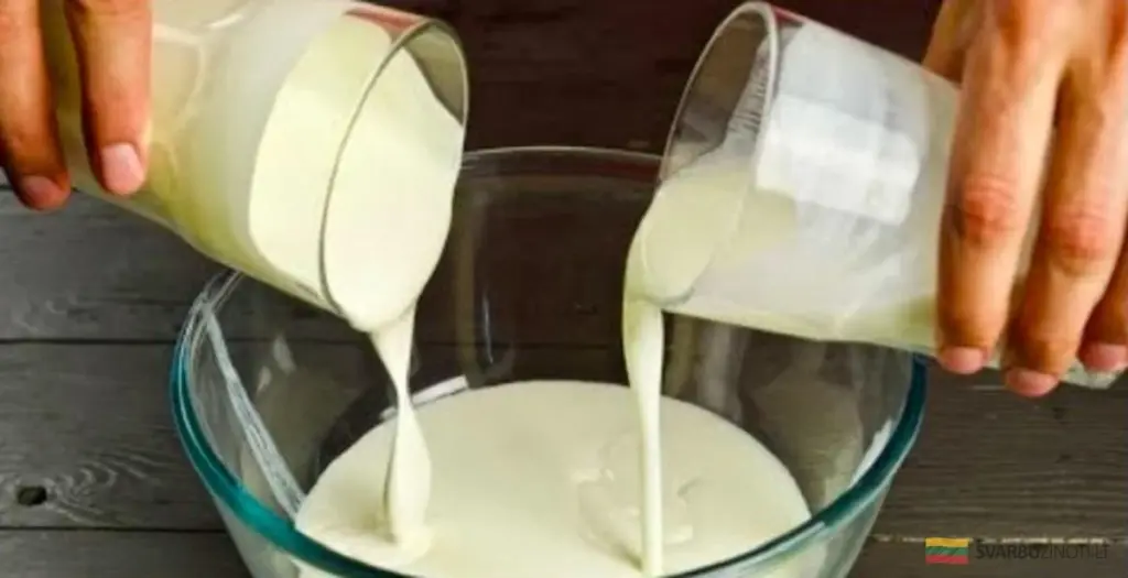 Słoik kefiru i śmietany: Pyszny domowy serek, który odmieni Twoje kanapki