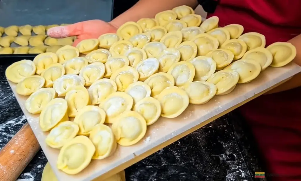 Zaskocz najbliższych: domowe pierogi z sercem i wątróbką – przepis, który Cię uratuje