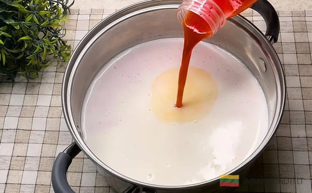 15 minut z mlekiem, chwila z sokiem pomidorowym – naturalny ser domowy w 3 godziny!