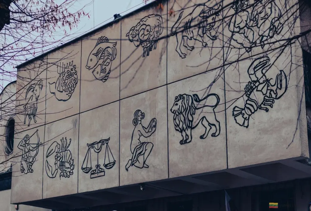 Amulety z metalu: Jak chronią przed złymi energiami?