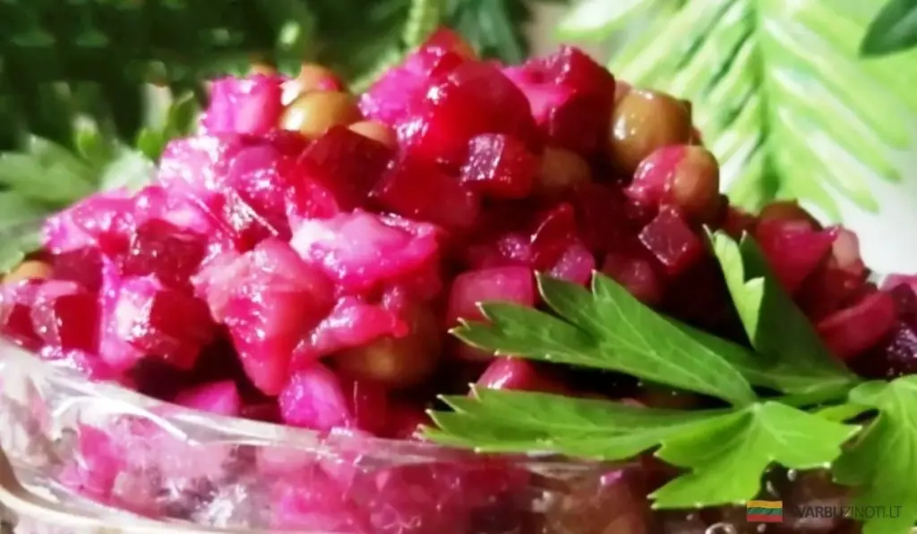 Buraczki i śledzie: Sałatka 4 składników, która podbije serca (i nie jest „pod futrem”)