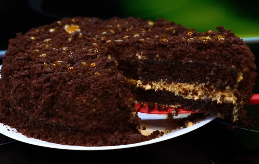 Czekoladowa Praga w Twojej kuchni: wilgotny biszkopt i krem rodem z kawiarni, bez drogich składników