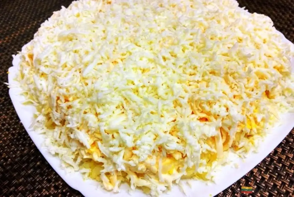 Dlaczego sałatka "Delikatność" znika z talerzy pierwsza? Sekret ukryty w prostocie.