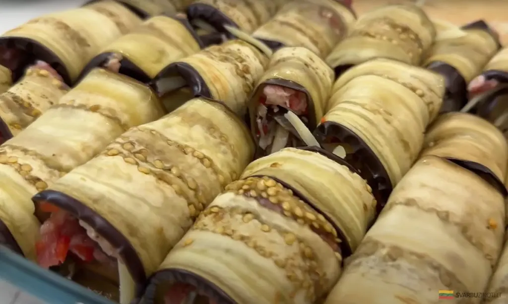 Farsz w bakłażanie pod pierzynką serową: odkryj sekret soczystych rolad, które zachwycą Cię jako danie główne