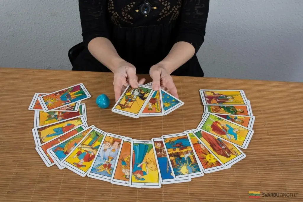 Jak Tarota Ujawnia Sekretne Przesłanie na 8 Sierpnia: Od Spokoju Raka po Wyzwania Koziorożca