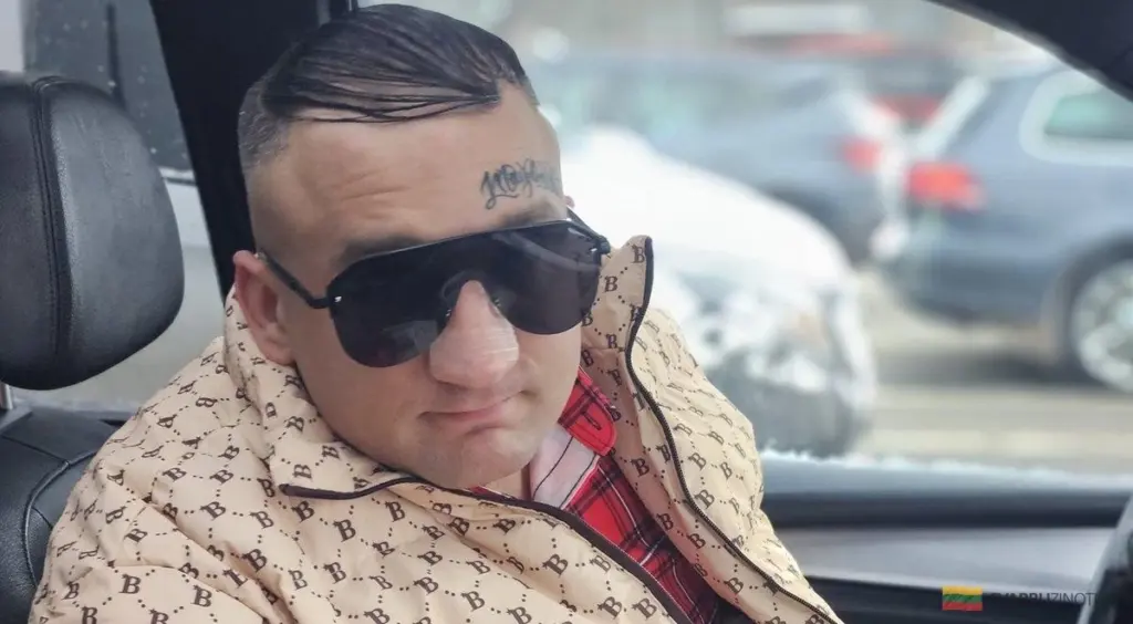 Kierowca BMW Maybach zderzył się na skrzyżowaniu w Wilnie. Powodem zaskakujące zachowanie innej uczestniczki ruchu.