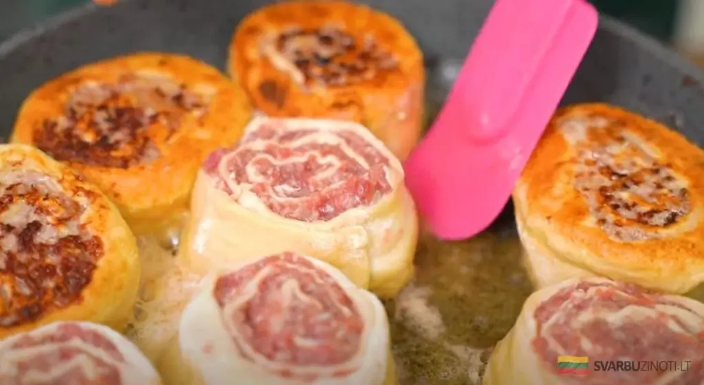 Lenkams, kurie nemėgsta suktis virtuvėje: tik 5 žingsniai iki keptų koldūnų keptuvėje