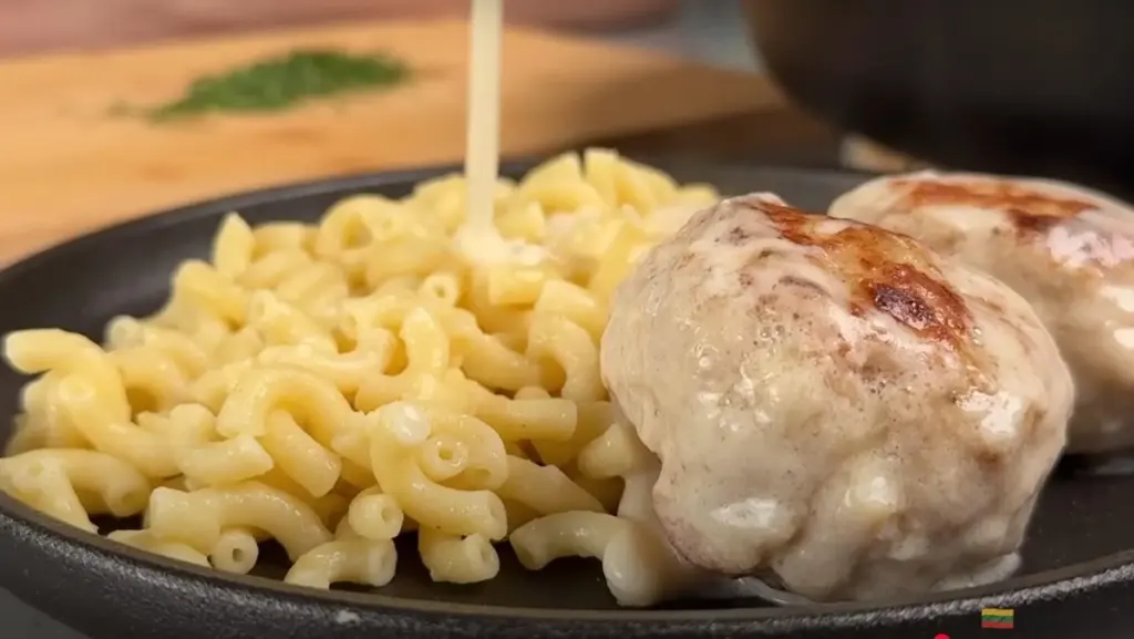 Mięsne klopsiki w sosie śmietanowym: przepis, który skradnie Wasze serca