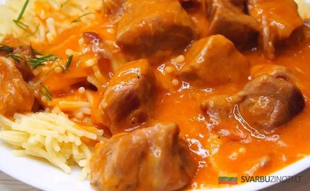 Mięso w sosie niczym z PRL-u: Sekretna receptura na danie, które pokochasz do każdego dodatku