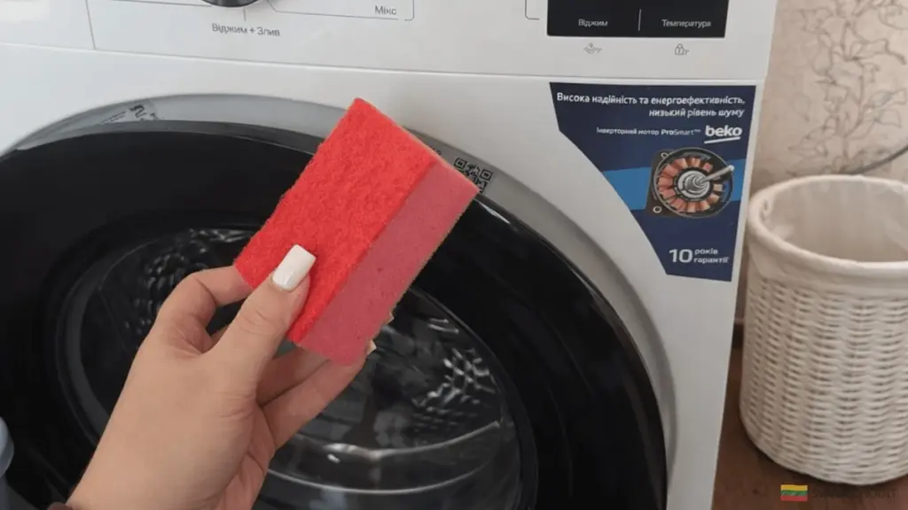 Nowa gąbka do naczyń w bębnie pralki? Ten trik rozwiązał problem z kłaczkami, z którym walczyłam od lat!