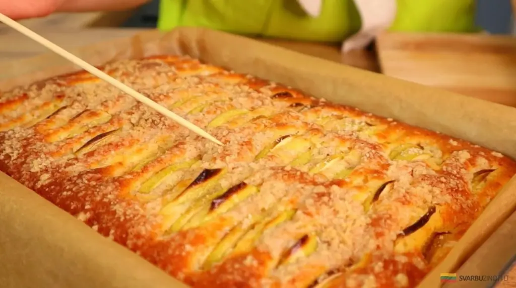 Pusysta ciasto z kefirem i jabłkami: wystarczy 5 minut na przygotowanie!