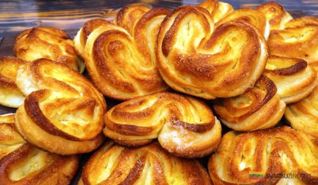 Puszyste bułeczki z cukrem: Twój nowy ulubiony przepis na weekend