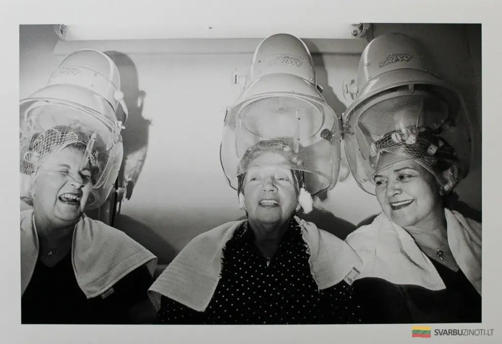 Słoik z miodem zamiast drogiego kremu? Sekretne triki urody naszych babć