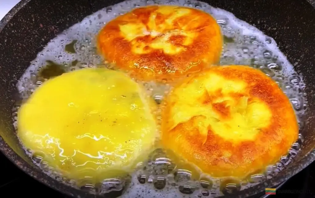 Szybkie pikantne placki z kefiru i jajka: sekret cienkiego ciasta i sycącego nadzienia w 15 minut