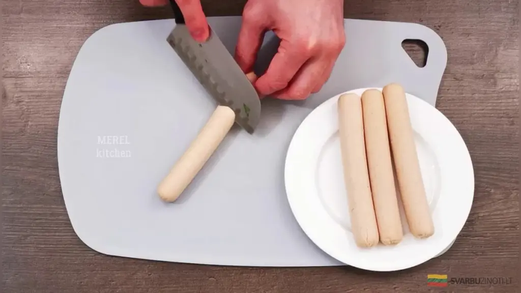 Szybkie śniadanie z tortilli: soczyste rolki z serem i parówką w 15 minut