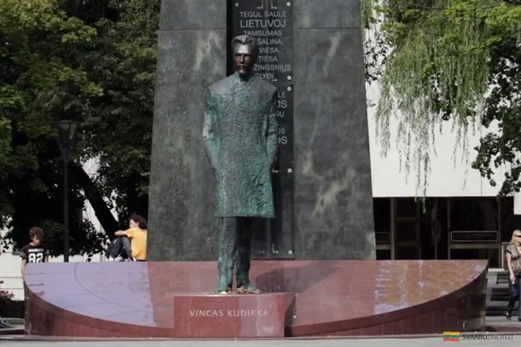 Vilniaus centre apipaišytas paminklas V. Kudirkai