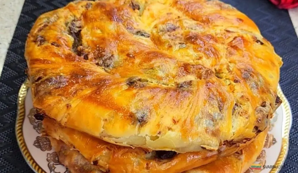 Zapomnij o tradycyjnych ciastach. Ten placek mięsny piekę w 15 minut i mężowi smakuje bardziej!