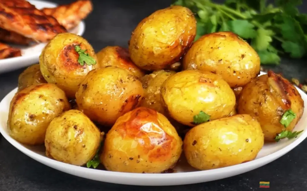 Złote ziemniaki prosto z pieca: Twój letni sekret do kebabów, który zachwyca gości