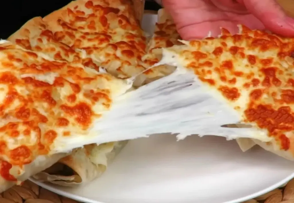 Chrupiące trójkąciki z pity pod pierzynką sera: Twój szybki przepis na soczystego kurczaka