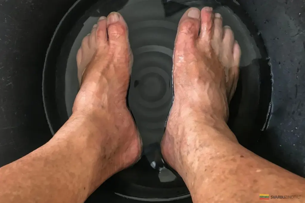 Czy naprawdę można "wykurzyć przeziębienie przez stopy"? Oto co działa, a co nie