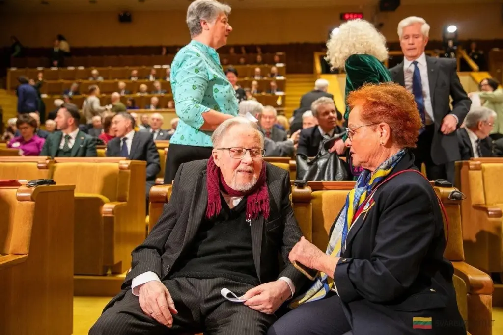 Czy naprawdę żyjemy tak dobrze, że nie możemy chcieć lepiej? Profesor Landsbergis ostrzega przed pułapką zadowolenia.