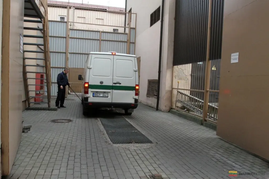 Dlaczego poślizgnięcie się w miejscach publicznych może skończyć się operacją? Historia z polskiego więzienia