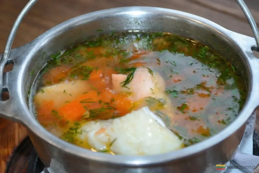 Dlaczego prawdziwą zupę rybną gotuje się bez pokrywki: stara tajemnica rybaków na klarowny i bogaty bulion