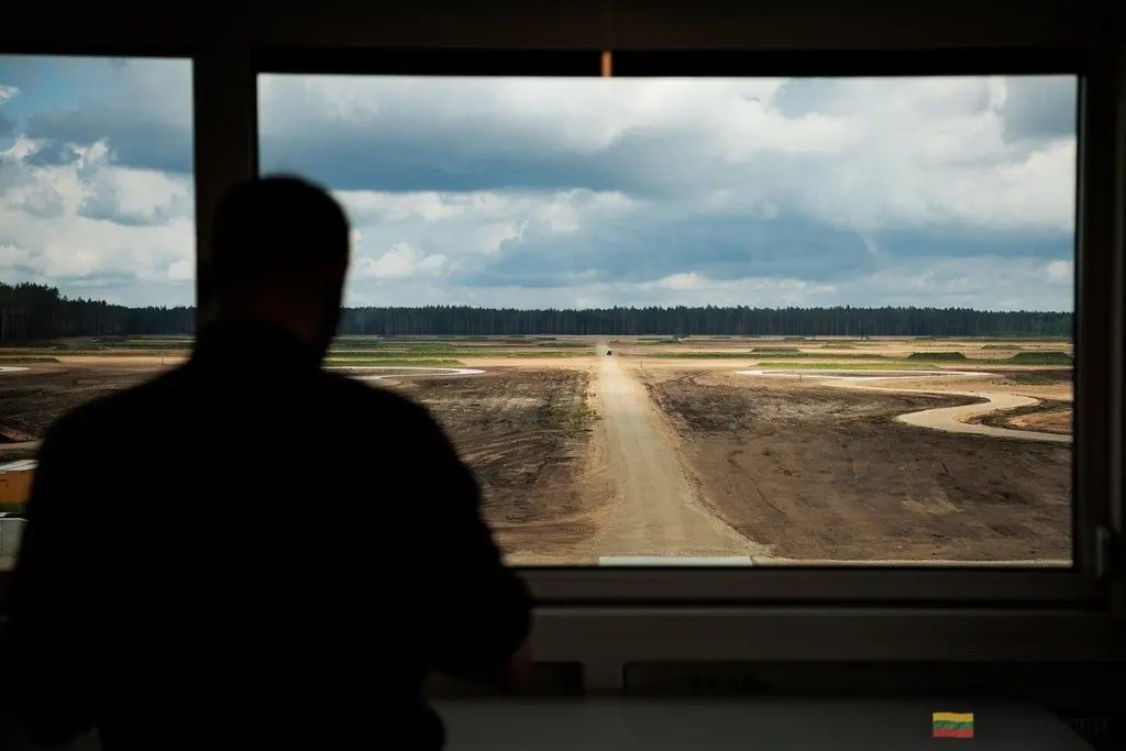 Krajobraz po błędzie: Ekspertyza drogi do poligony w Rūdninkach – kto posprząta bałagan?