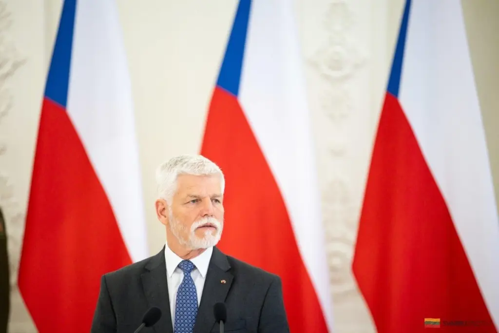 Napięcie między Pragą a Brukselą: Czechy vs. Rosja i Europa