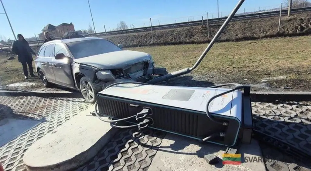 Pijany kierowca Audi zdemolował ładowarkę do samochodów elektrycznych na trasie S8