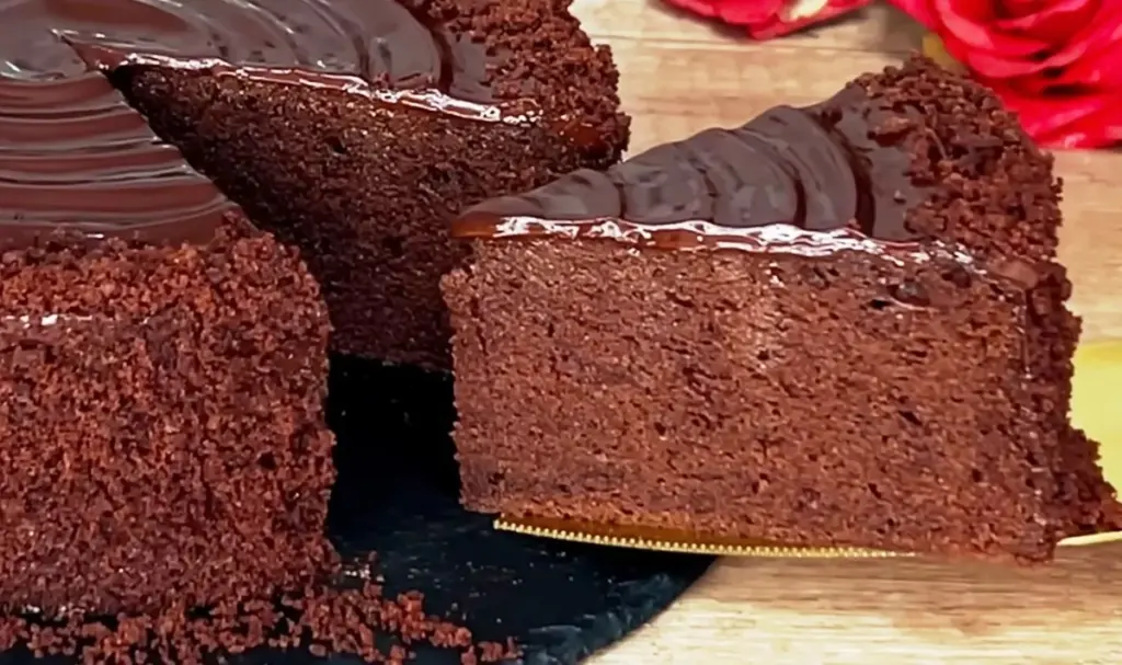 Subtelny czekoladowy tort bez pieczenia z prostych składników: lepszy niż kupny!