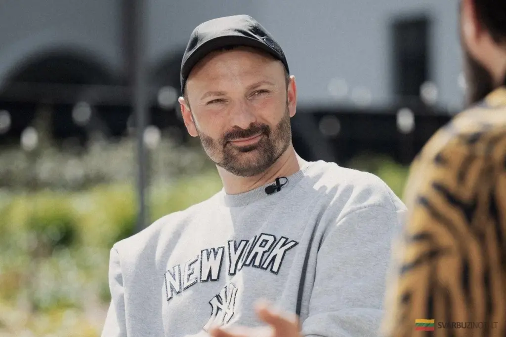 Szukasz czegoś więcej? Znany projektant wnętrz ujawnia ofertę, która przyciąga talenty.