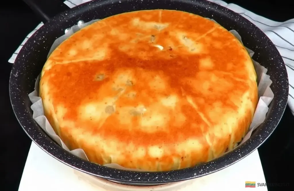 Szybki placek z soczystym mięsnym farszem. Pieczesz bez piekarnika – pysznie i błyskawicznie!