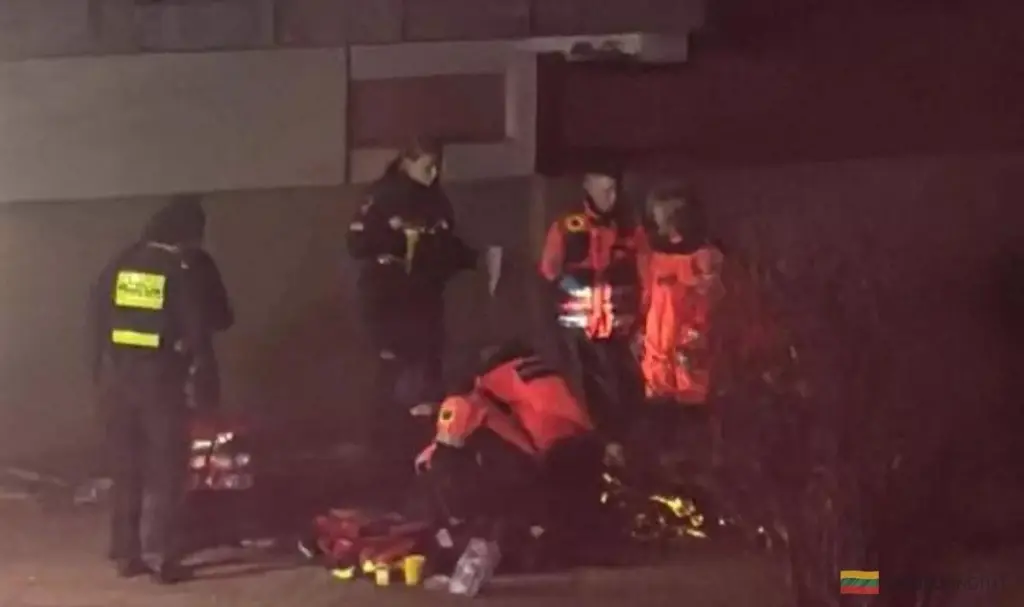 Upadek z balkonu: tajemnica fajerwerków i tragedii na ósmym piętrze