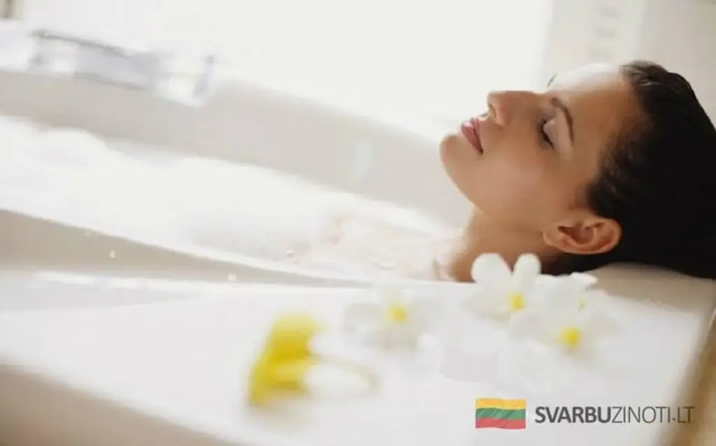 Zapomnij o drogich kosmetykach. Sekret gładkiej skóry tkwi w… wannie z sodą!
